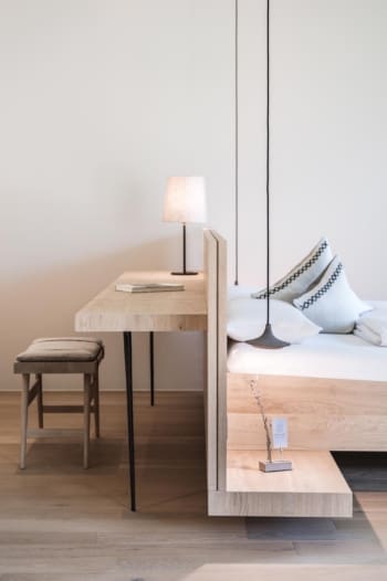 zelloon - Boutique Hotel Zillertal - Bed and Desk