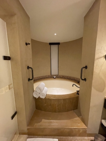Qasr Al Sarab Desert Resort by Anantara - Deluxe Room with Balcony - Bathroom - Bathtub
