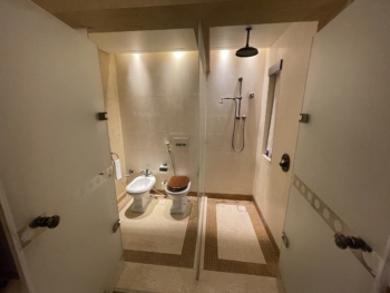 Qasr Al Sarab Desert Resort by Anantara - Deluxe Room with Balcony - Bathroom - Shower & Toilets