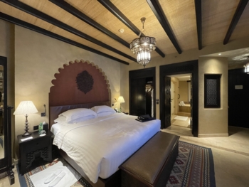 Qasr Al Sarab Desert Resort by Anantara - Deluxe Room with Balcony - Bed & Living - 02